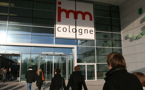 Besucher auf der imm cologne Möbelmesse