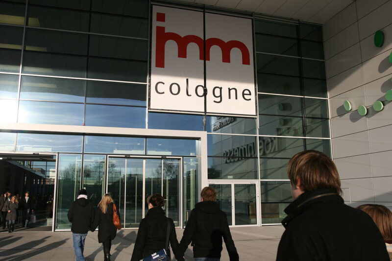 Besucher auf der imm cologne Möbelmesse