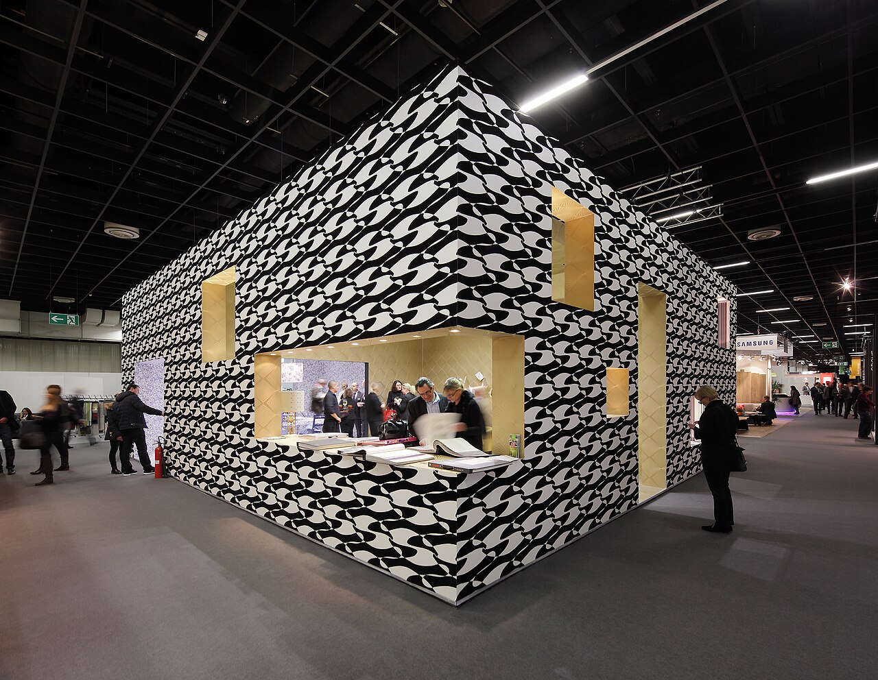 Messestand mit moderner Interior-Design-Inszenierung
